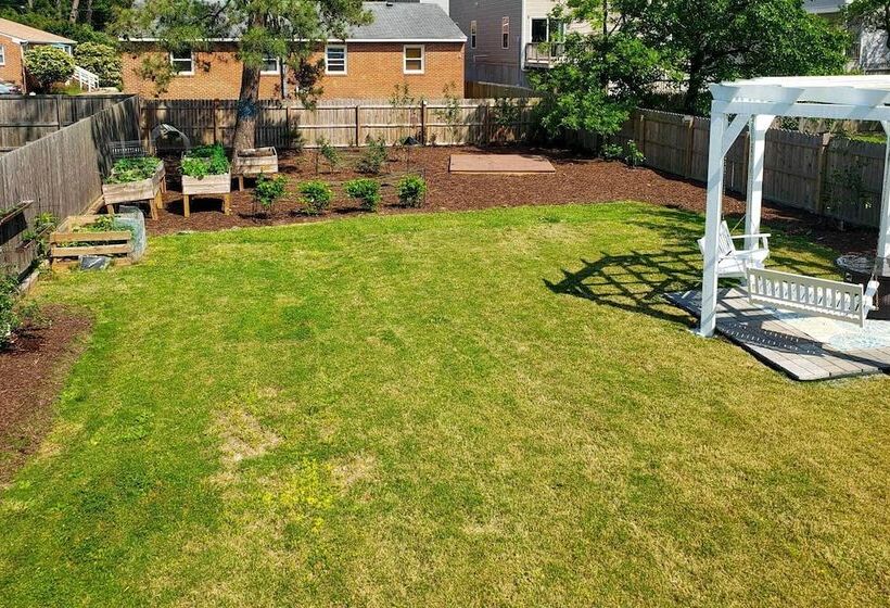 Norfolk Getaway W/ Yard, Bicycles, & Kayaks!