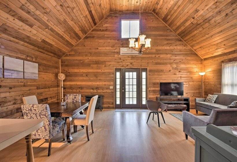 Woodsy Blue Ridge Retreat, 3 Mi To Downtown!