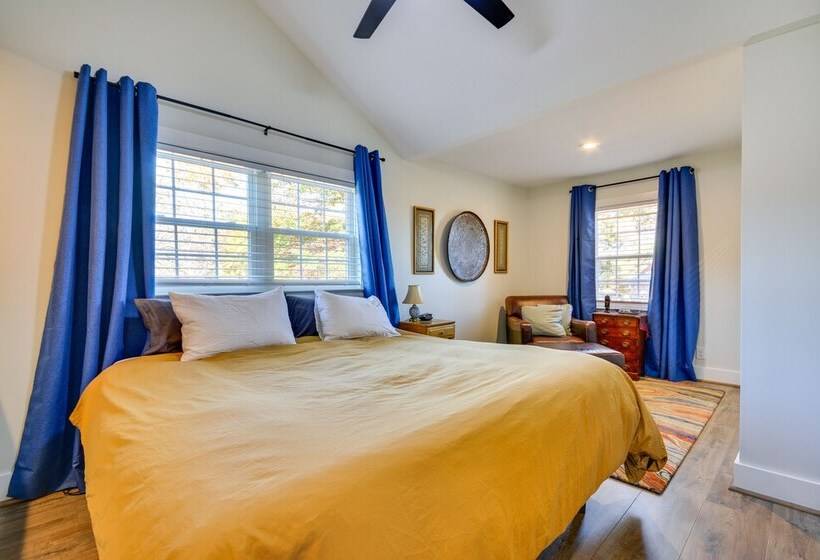 Beautiful Farmhouse W/ Pilot Mtn State Park Views!