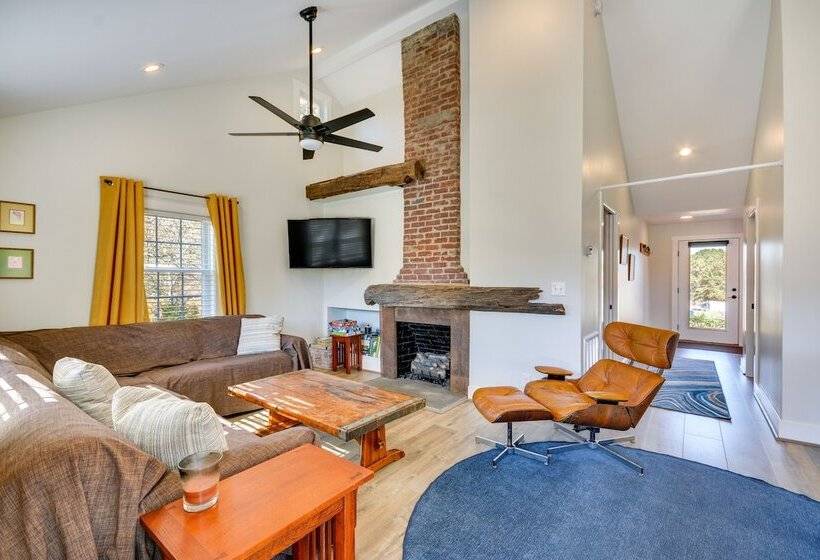 Beautiful Farmhouse W/ Pilot Mtn State Park Views!