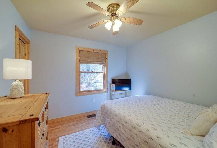 Blowing Rock Escape W/ Covered Deck & Fire Pit