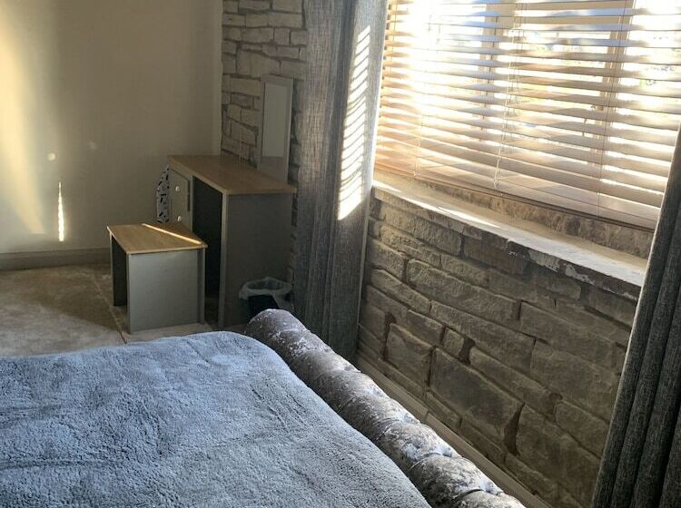 Captivating 1 Bed Cottage In Halifax