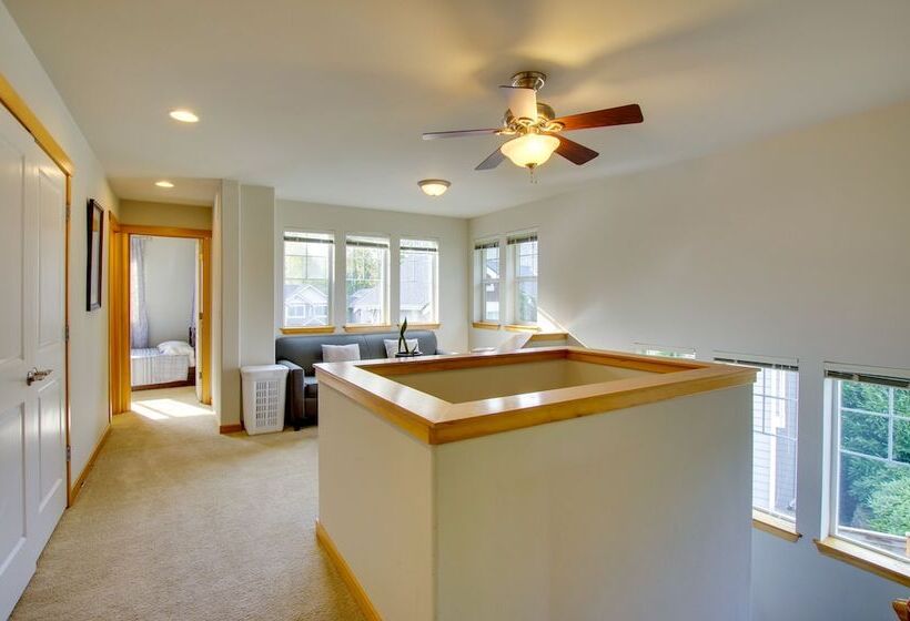 Charming Everett Townhome   3 Mi To Downtown!