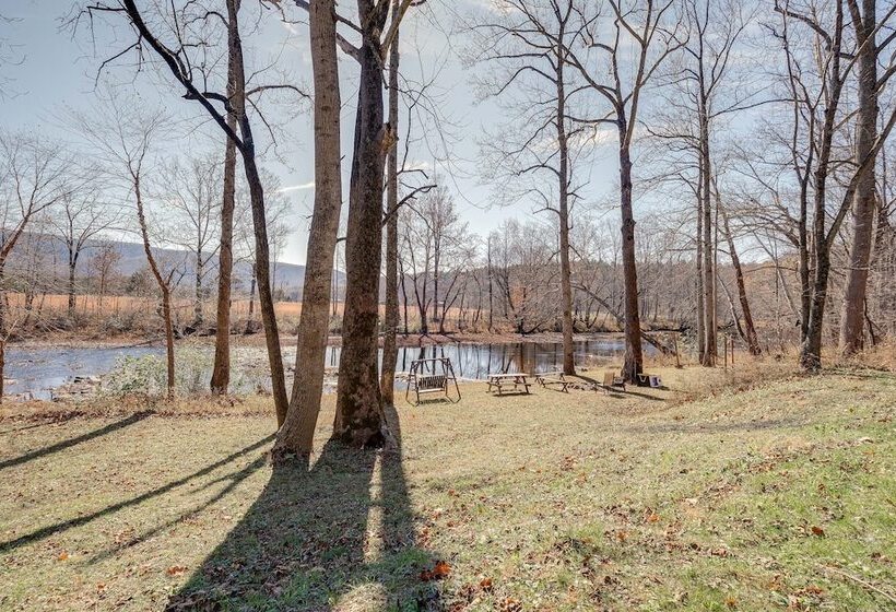 Cozy Eagle Rock Cottage On The Creek W/ Loft!