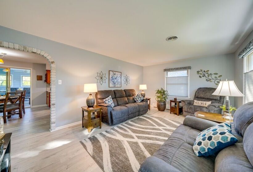 Coty S House  Illinois Getaway W/ Bar: Near Golf!