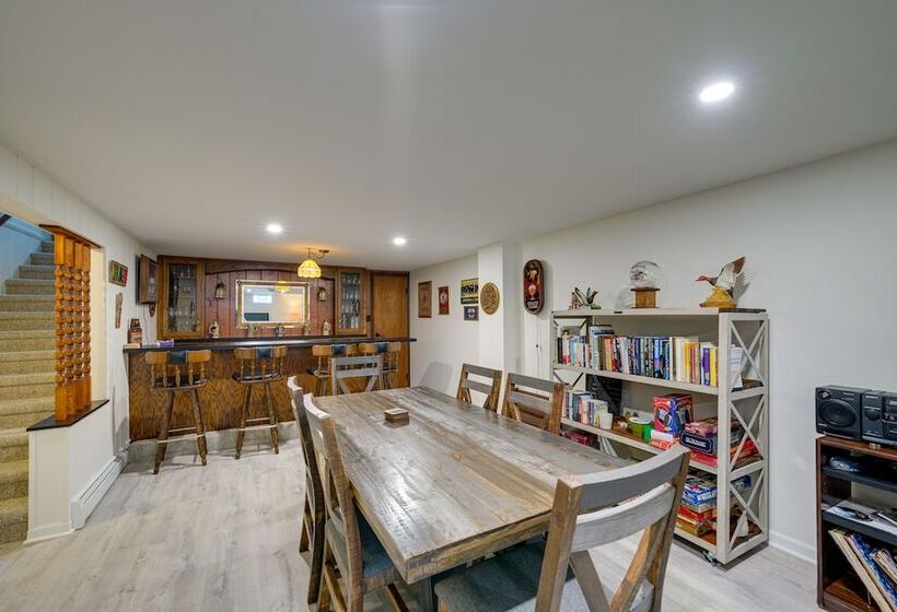Coty S House  Illinois Getaway W/ Bar: Near Golf!