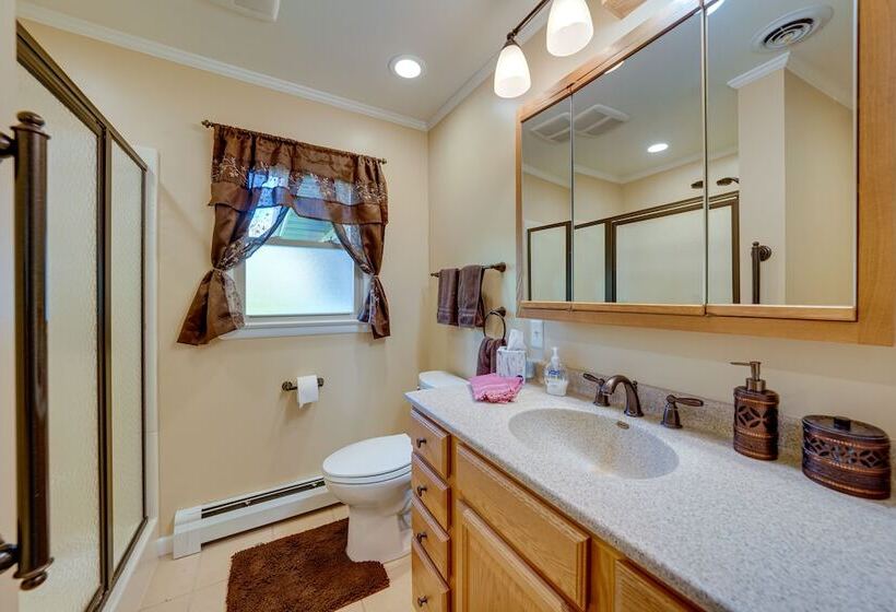 Coty S House  Illinois Getaway W/ Bar: Near Golf!