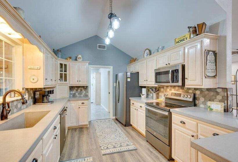 Holly Lake Retreat W/ 3 Community Pools & Yard