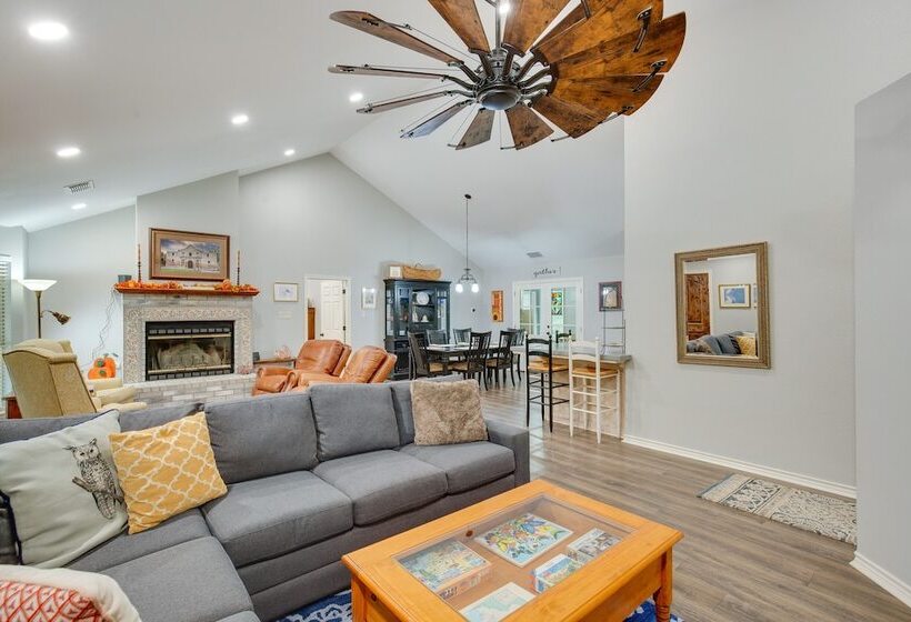 Holly Lake Retreat W/ 3 Community Pools & Yard