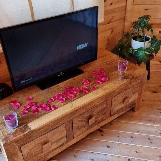 فندق Cozy Cabin With Hot Tub Retreat In Anglesey