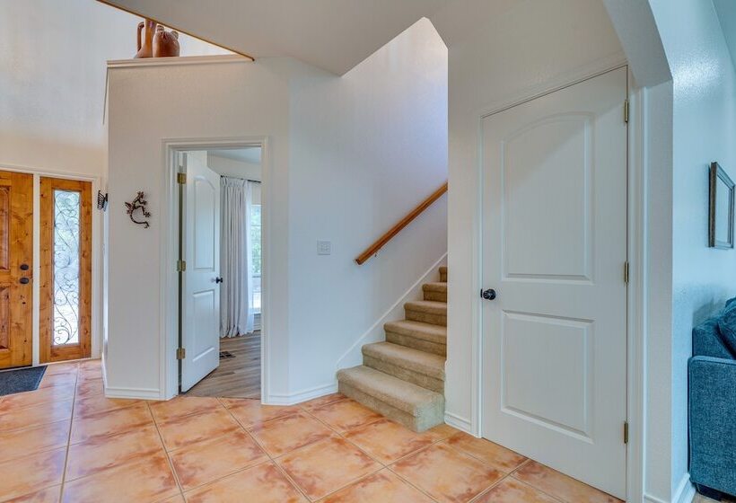 Jonestown Retreat W/ Deck: 6 Mi To Lake Travis!