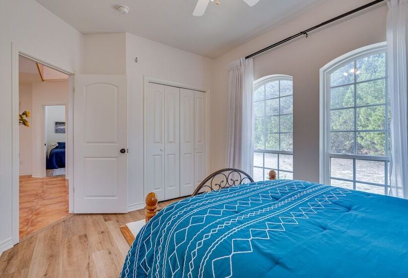 Jonestown Retreat W/ Deck: 6 Mi To Lake Travis!