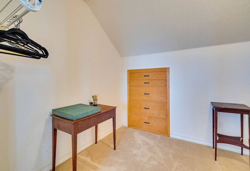 Jonestown Retreat W/ Deck: 6 Mi To Lake Travis!