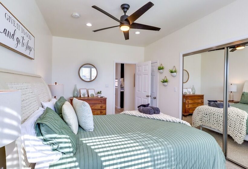Kingman Retreat W/ Hot Tub: 1 Block To Route 66!