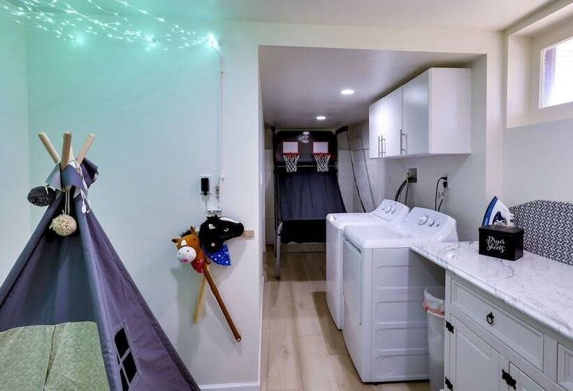 Kingman Retreat W/ Hot Tub: 1 Block To Route 66!