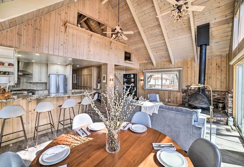 Lake Arrowhead Cabin: Private Deck & Hot Tub!