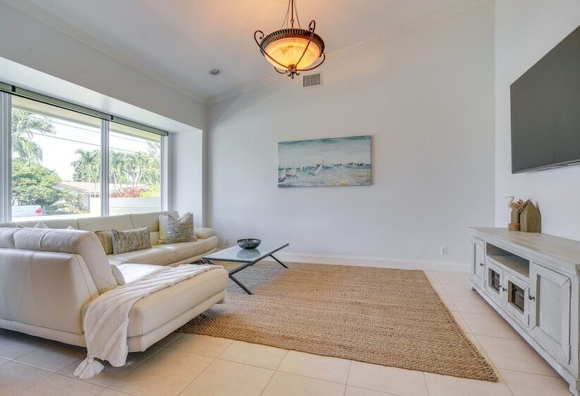 Canal Access & Pool: Lighthouse Point Getaway!