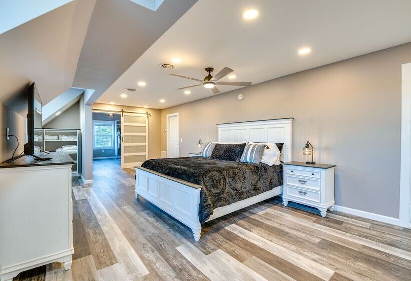 Luxe Pennsylvania Lakefront Vacation Rental!