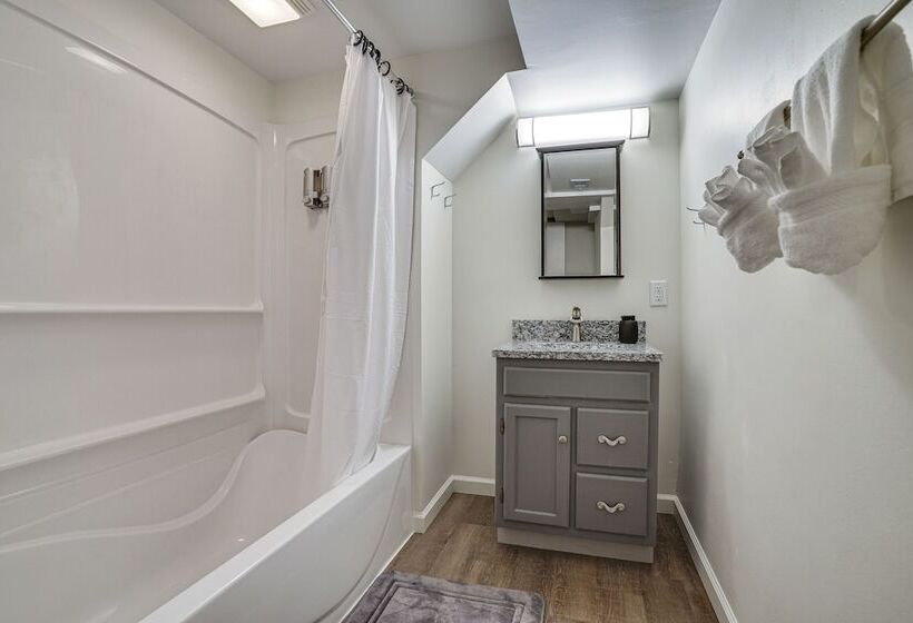Oakdale Home W/ Deck   7 Mi To Downtown St Paul!
