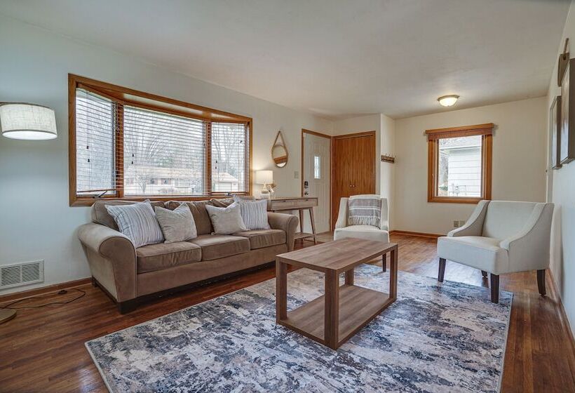 Oakdale Home W/ Deck   7 Mi To Downtown St Paul!