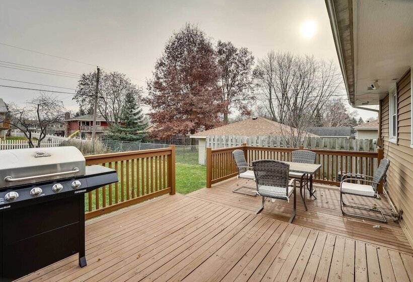 Oakdale Home W/ Deck   7 Mi To Downtown St Paul!