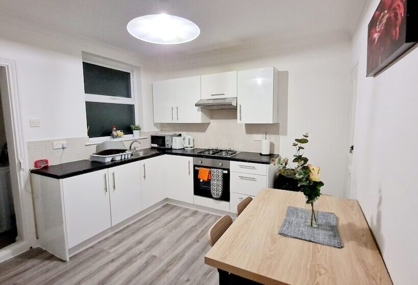 דירת נופש Beautiful 2 Bed House In Gillingham