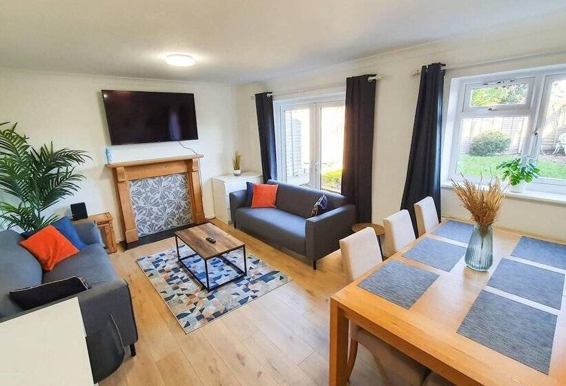 إقامة Impeccable 4 Bed House In Cheltenham