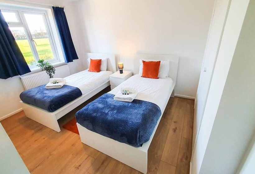 إقامة Impeccable 4 Bed House In Cheltenham