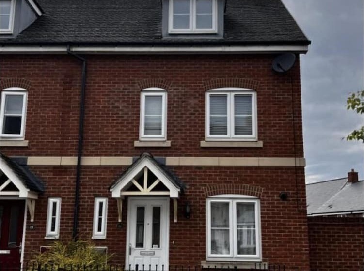 إقامة Charming 3 Bed House In Gloucester