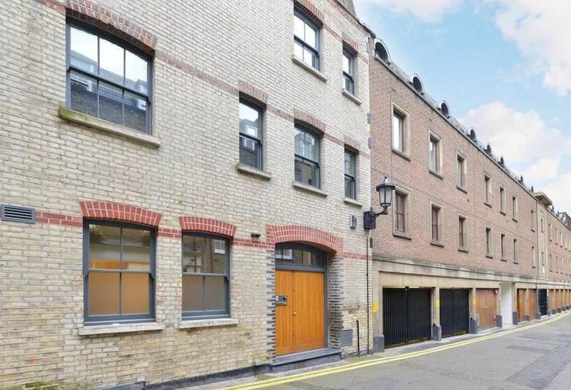 اقامتگاه Charming 3 Bed House In London