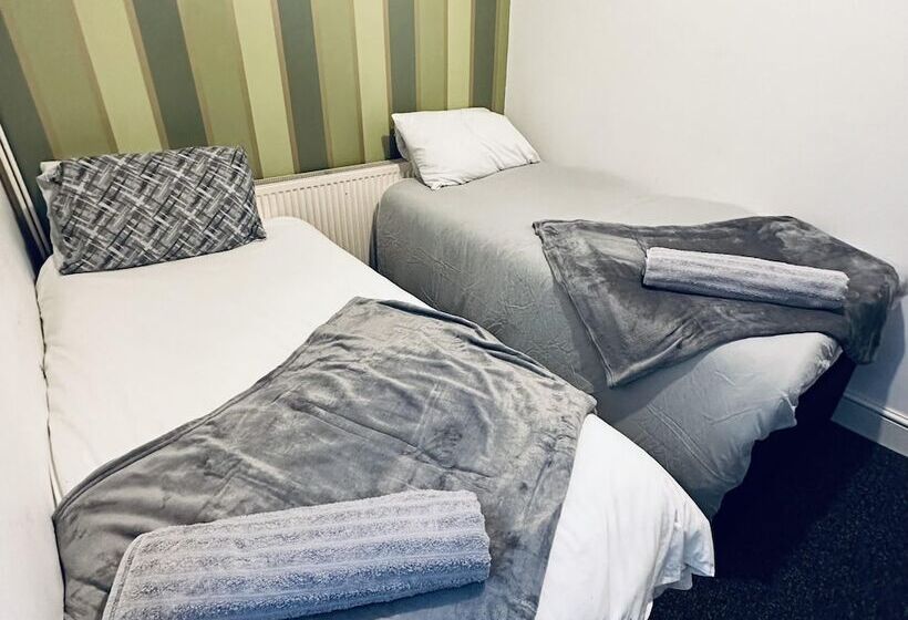 اقامتگاه Inviting 7 Bed House In Coventry City Centre