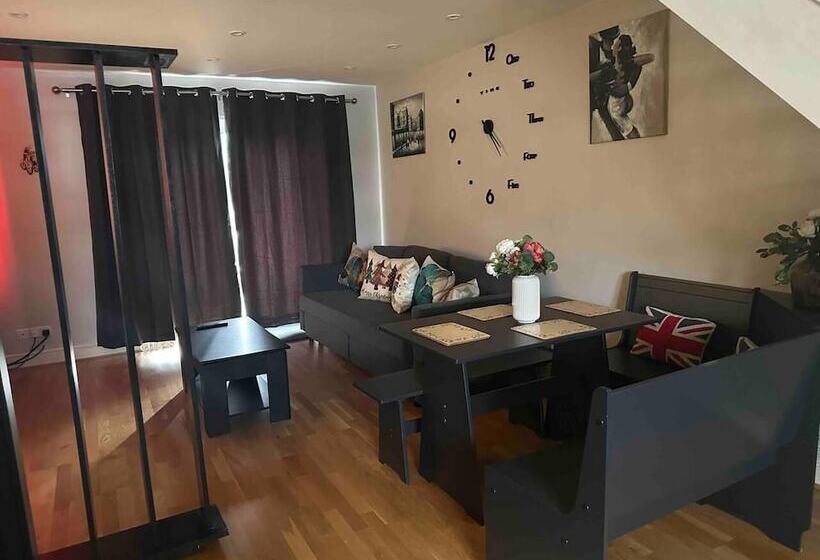 Резиденция Remarkable 2 Bed House In Northolt