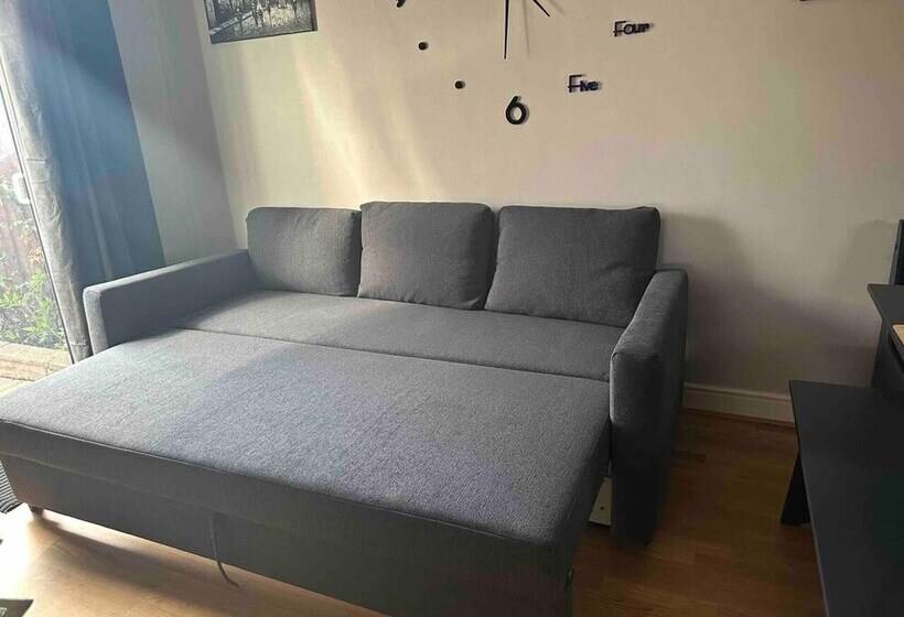 Резиденция Remarkable 2 Bed House In Northolt
