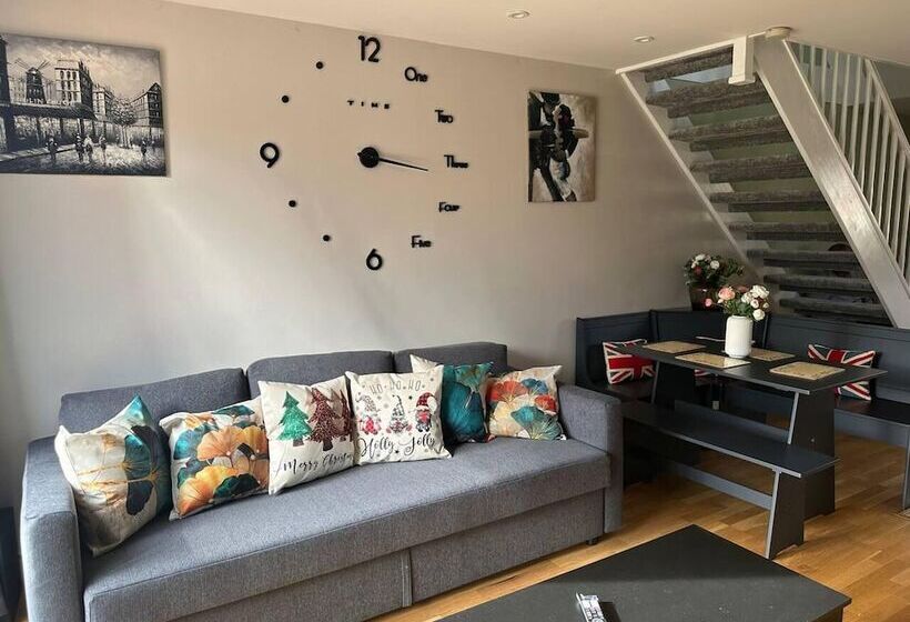 Резиденция Remarkable 2 Bed House In Northolt