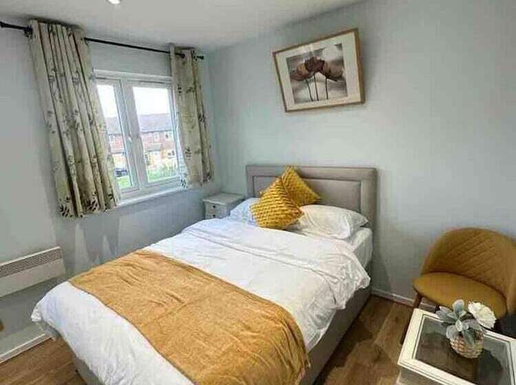 Резиденция Remarkable 2 Bed House In Northolt