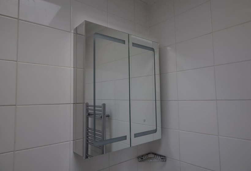 اقامتگاه London   4 Beds   Garden   Pet Friendly