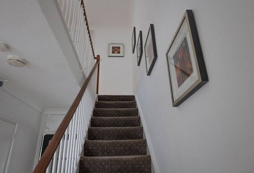 اقامتگاه London   4 Beds   Garden   Pet Friendly