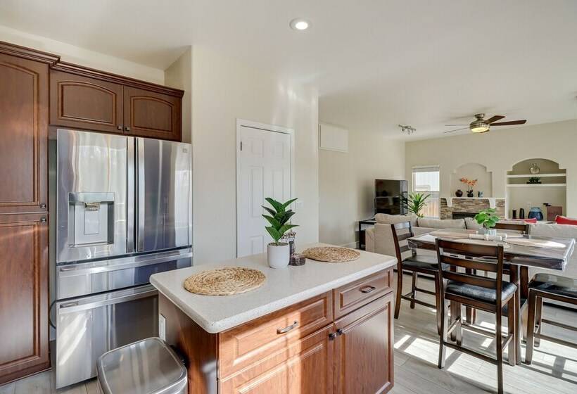 Spacious Family Retreat   4 Mi To Downtown!