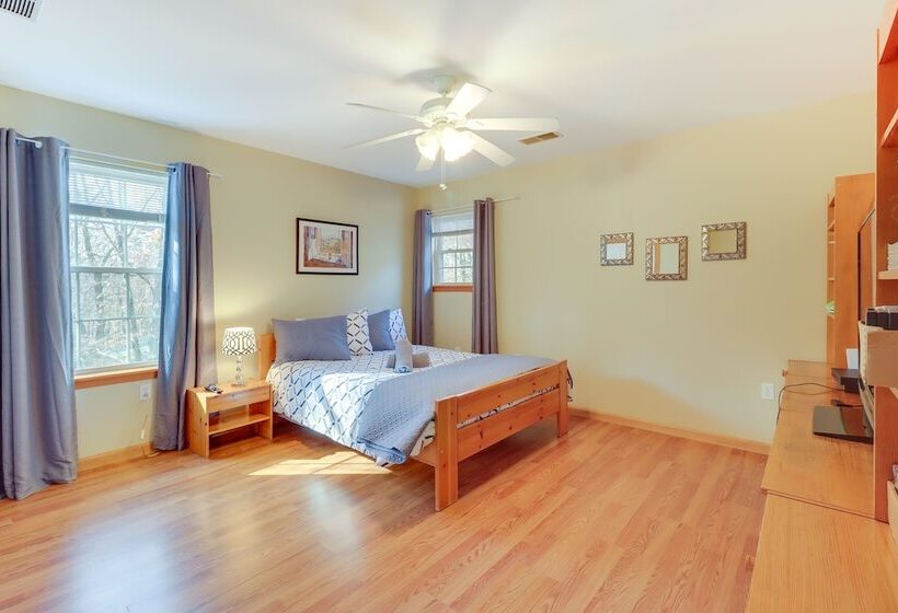 Spacious Poconos Home ~ 12 Mi To Camelback Resort!