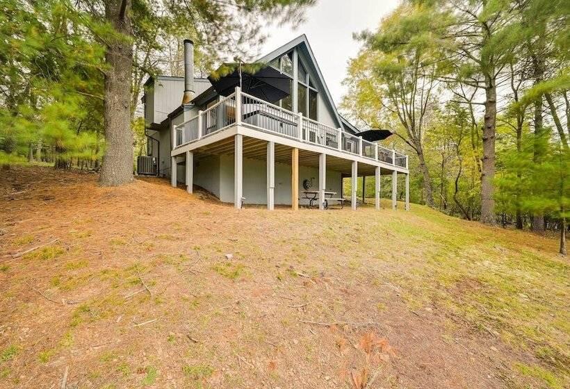 The Woods Cabin W/ Hot Tub & Golf Course Access!