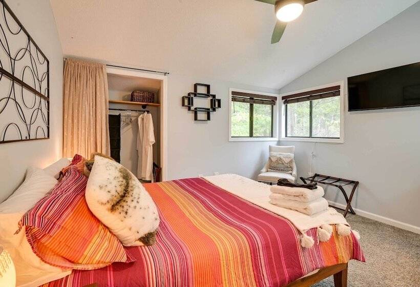 The Woods Cabin W/ Hot Tub & Golf Course Access!