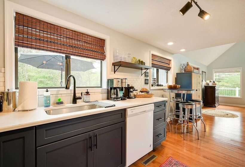 The Woods Cabin W/ Hot Tub & Golf Course Access!