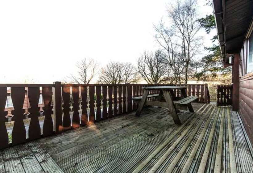 Two Bed Log Cabin In The Mountains
