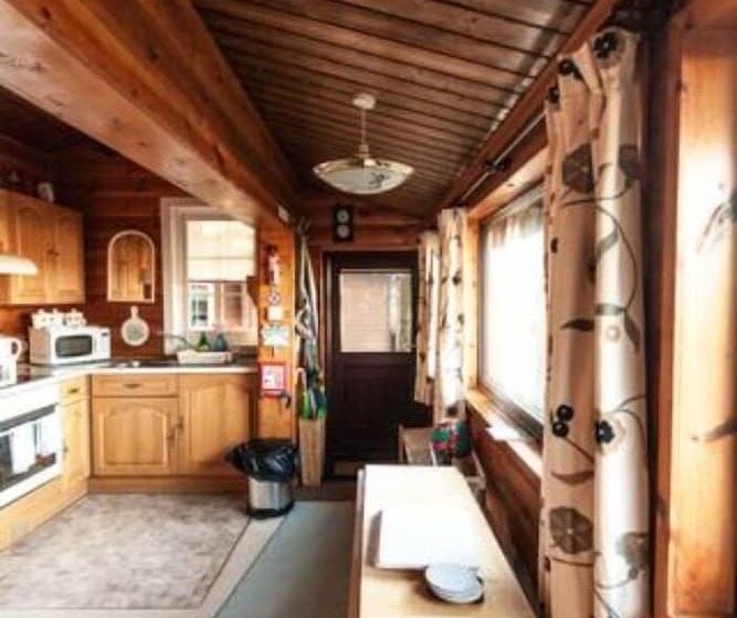 Two Bed Log Cabin In The Mountains