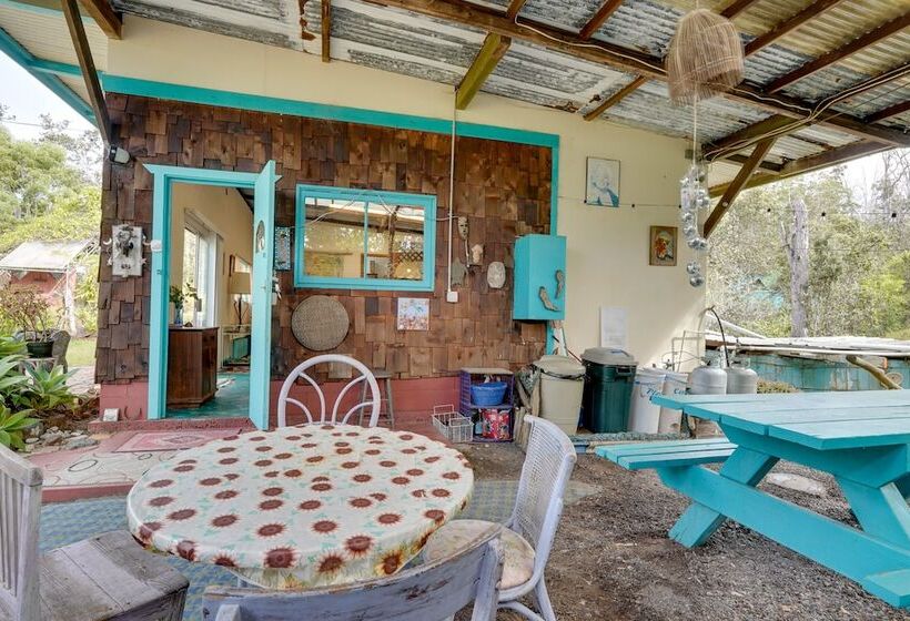 Vibrant Captain Cook Home W/ Lanai & Steam Room!