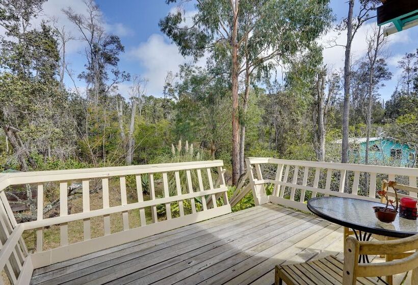 Vibrant Captain Cook Home W/ Lanai & Steam Room!