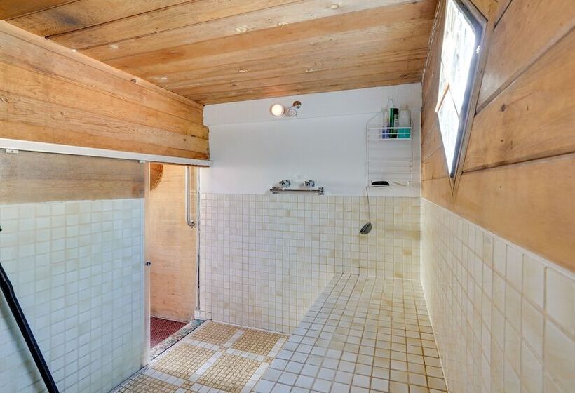 Vibrant Captain Cook Home W/ Lanai & Steam Room!