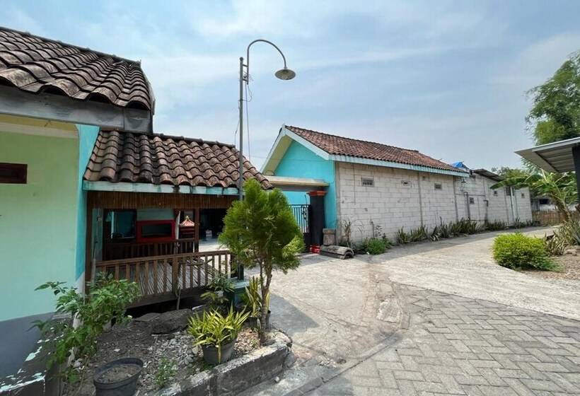 هتل Spot On 93621 Kost Bu Tutik Syariah