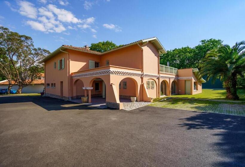 تختخواب و صبحانه La Conciergerie Biarritz