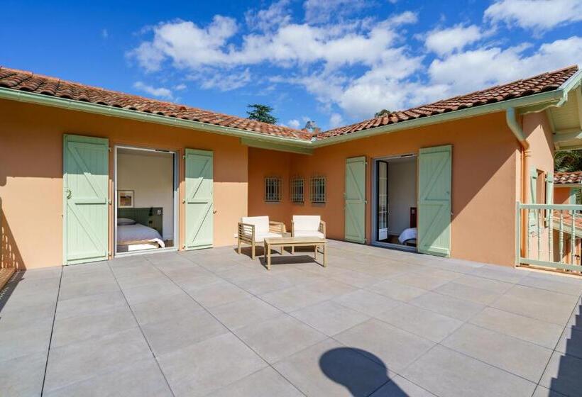 تختخواب و صبحانه La Conciergerie Biarritz